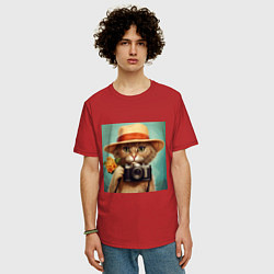 Футболка оверсайз мужская Кот в соломенной шляпе с фотоаппаратом, цвет: красный — фото 2
