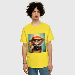 Футболка оверсайз мужская Кот в соломенной шляпе с фотоаппаратом, цвет: желтый — фото 2