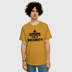 Футболка оверсайз мужская Верь мне я охранник, цвет: горчичный — фото 2