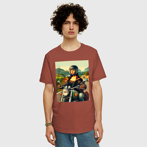 Мужская футболка оверсайз Mona Lisa on a motorcycle - ai art / Кирпичный – фото 3