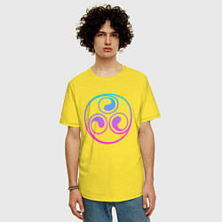 Футболка оверсайз мужская Лиловый круглый трискелион, цвет: желтый — фото 2