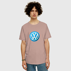 Футболка оверсайз мужская Volkswagen logo blue, цвет: пыльно-розовый — фото 2