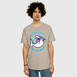 Футболка оверсайз мужская Акулы обнимаются ртом, цвет: миндальный — фото 2