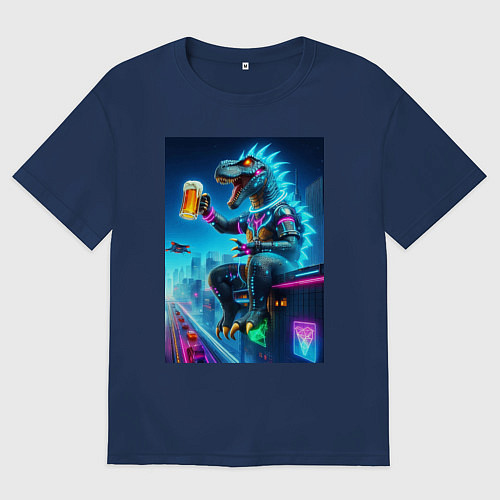 Мужская футболка оверсайз Чувак Дино сидит на крыше небоскрёба с кружкой пив / Тёмно-синий – фото 1