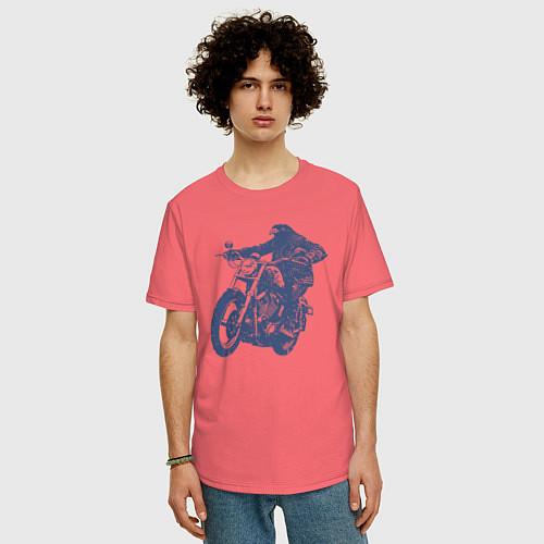 Мужская футболка оверсайз Голубь на мотоцикле чоппере байкер / Коралловый – фото 3