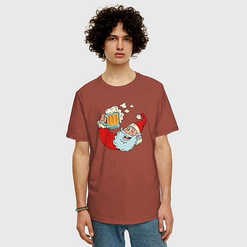 Мужская футболка оверсайз Санта с пивасиком / Кирпичный – фото 3