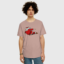 Футболка оверсайз мужская Летящий Санта Клаус, цвет: пыльно-розовый — фото 2