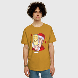 Футболка оверсайз мужская Счастливый дед мороз с шампанским, цвет: горчичный — фото 2