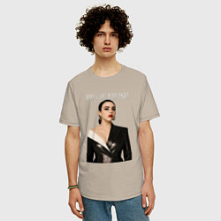 Футболка оверсайз мужская Билли Айлиш в черном костюме, цвет: миндальный — фото 2