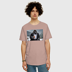 Футболка оверсайз мужская Горилла в костюме: зимний релакс, цвет: пыльно-розовый — фото 2