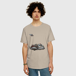 Футболка оверсайз мужская Ретрофутуризм летающая пожарная машина, цвет: миндальный — фото 2