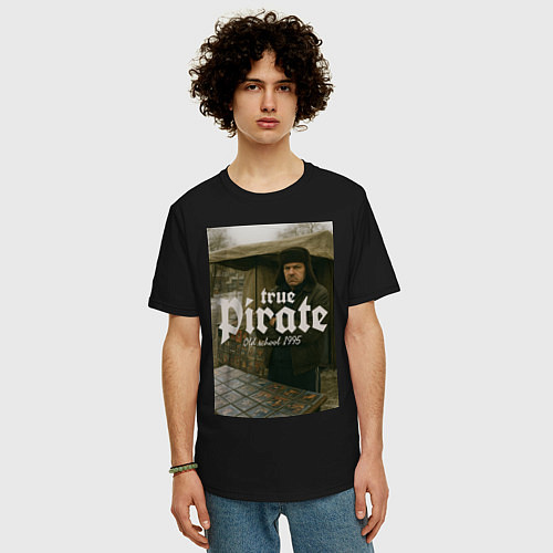 Мужская футболка оверсайз Настоящий пират из 90-х / Черный – фото 3