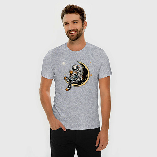Мужская slim-футболка Космонавт пьет кофе на луне / Меланж – фото 3