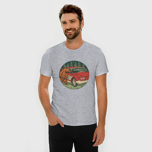 Мужская slim-футболка Медведь и машина в лесу / Меланж – фото 3
