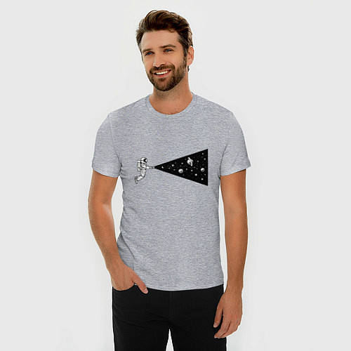 Мужская slim-футболка Космонавт с фонариком / Меланж – фото 3