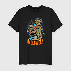 Мужская slim-футболка Хэллоуин - мумия на фоне гроба