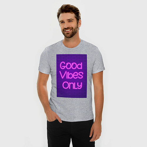 Мужская slim-футболка Неоновая надпись good vibes only и кирпичная стена / Меланж – фото 3