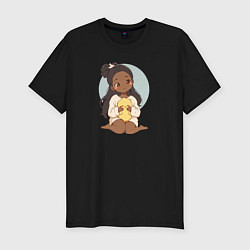 Мужская slim-футболка Цыплёнок в руках девушки