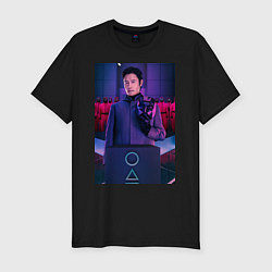 Футболка slim-fit Игра в кальмара ведущий с солдатами, цвет: черный