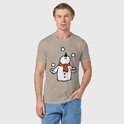 Футболка хлопковая мужская Снеговик играет в снежки, цвет: миндальный — фото 2