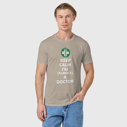 Мужская футболка Keep calm I??m a doctor / Миндальный – фото 3