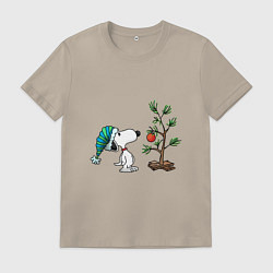 Футболка хлопковая мужская Снупи и ёлка, цвет: миндальный