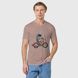 Футболка хлопковая мужская Астронавт на велосипеде, цвет: пыльно-розовый — фото 2