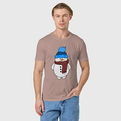 Футболка хлопковая мужская Снеговик в шапочке, цвет: пыльно-розовый — фото 2