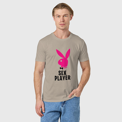 Мужская футболка СЕКС ИГРОК PLAYBOY / Миндальный – фото 3