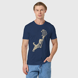 Футболка хлопковая мужская Биткоин с тигром в неоновом свечении, цвет: тёмно-синий — фото 2