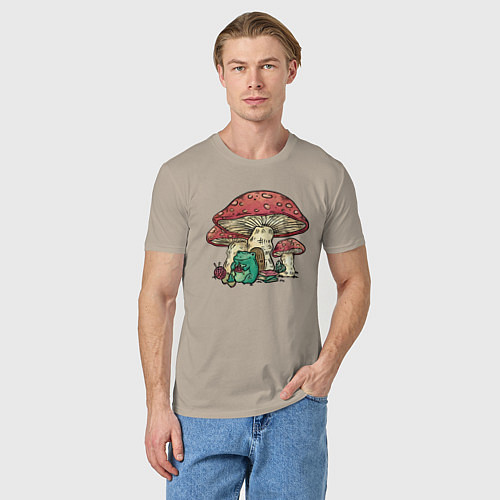 Мужская футболка Грибной дом и вязание лягушки / Миндальный – фото 3