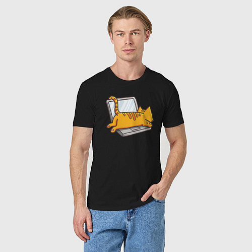 Мужская футболка Котик лежит на ноутбуке / Черный – фото 3