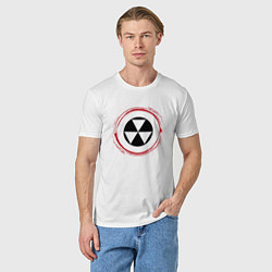 Футболка хлопковая мужская Символ радиации Fallout и красная краска вокруг, цвет: белый — фото 2