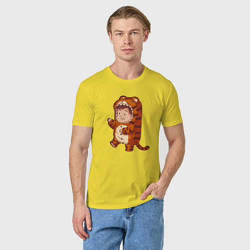 Мужская футболка Ребенок в костюме тигра / Желтый – фото 3