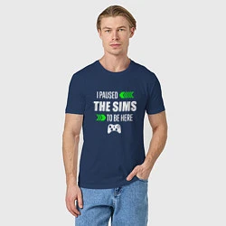 Футболка хлопковая мужская I Paused The Sims To Be Here с зелеными стрелками, цвет: тёмно-синий — фото 2