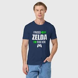 Футболка хлопковая мужская I Paused Zelda To Be Here с зелеными стрелками, цвет: тёмно-синий — фото 2