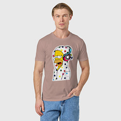 Футболка хлопковая мужская Гомер Симпсон в звёздном балахоне и в наушниках, цвет: пыльно-розовый — фото 2