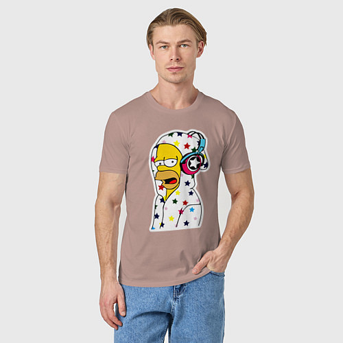 Мужская футболка Гомер Симпсон в звёздном балахоне и в наушниках / Пыльно-розовый – фото 3