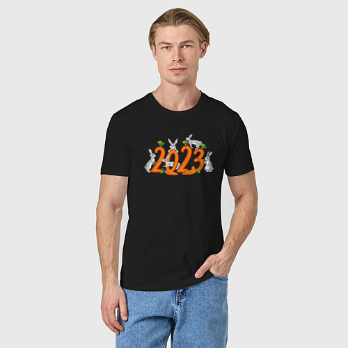 Мужская футболка 2023 зайцы и морковь / Черный – фото 3