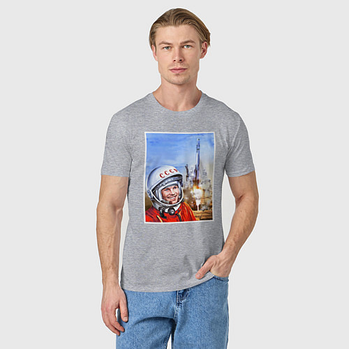 Мужская футболка Юрий Гагарин на космодроме / Меланж – фото 3