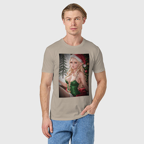 Мужская футболка Новогодняя эльфийка / Миндальный – фото 3