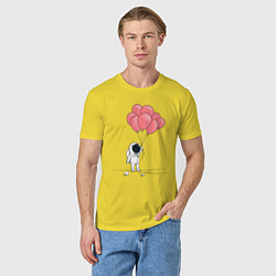 Футболка хлопковая мужская Космонавт и шарики, цвет: желтый — фото 2