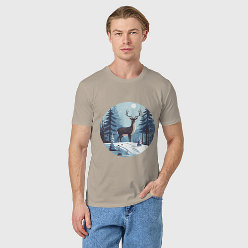 Мужская футболка Зимняя сказка олень в лесу / Миндальный – фото 3