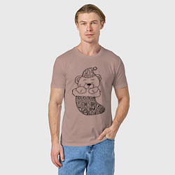 Футболка хлопковая мужская Игрушечный мишка спит в сапожке для подарков - рас, цвет: пыльно-розовый — фото 2