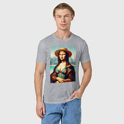 Футболка хлопковая мужская Мона Лиза в купальнике и шляпе на пляже, цвет: меланж — фото 2