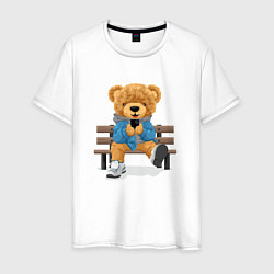 Футболка хлопковая мужская Плюшевый медведь на скамейке, цвет: белый