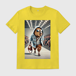 Футболка хлопковая мужская Капибара модель на дефиле животных, цвет: желтый