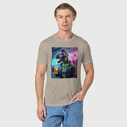 Футболка хлопковая мужская Dinosaur dude with a beer mug wearing headphones a, цвет: миндальный — фото 2