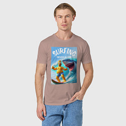 Футболка хлопковая мужская Homer Simpson and shark - surfing never alone, цвет: пыльно-розовый — фото 2