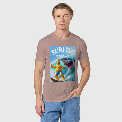 Мужская футболка Homer Simpson and shark - surfing never alone / Пыльно-розовый – фото 3